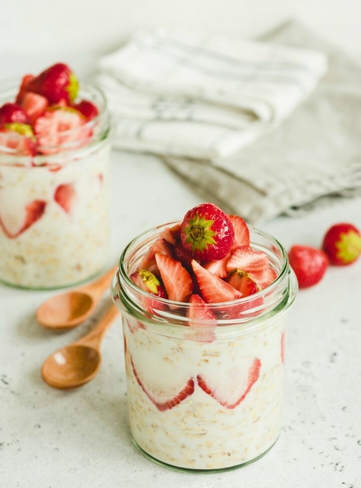 strawberry and cream overnight oats