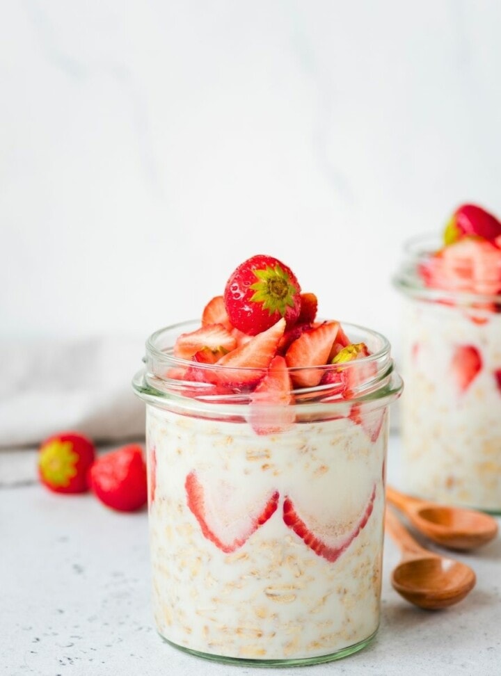 strawberry and cream overnight oats