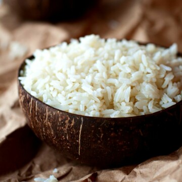 dominican white rice in a coconut bowl